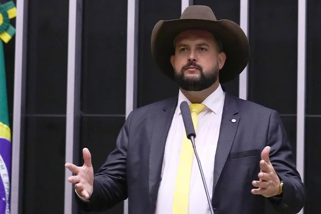 Vídeo: deputado catarinense apresenta PL para impedir possível camisa vermelha da seleção brasileira