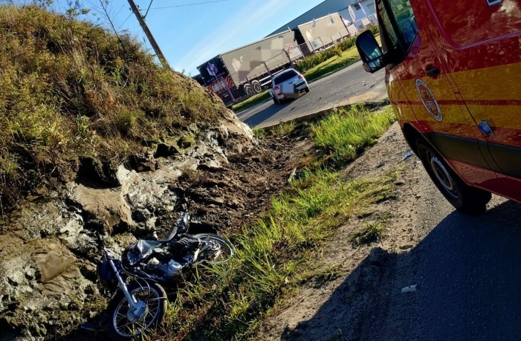 Motociclista perde o pé em grave acidente em Içara
