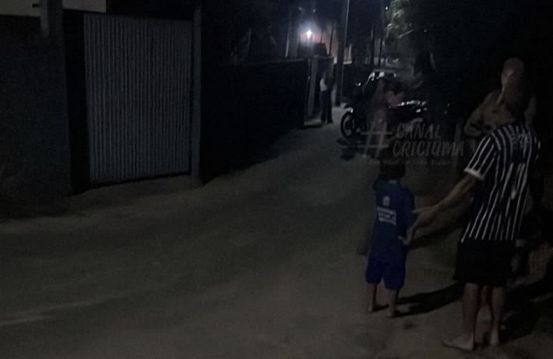 Homem ameaça vizinho e criança com simulacro de arma