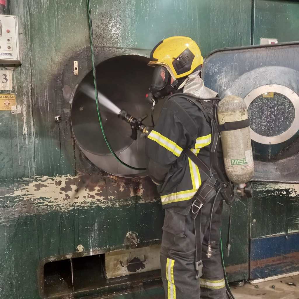 Incêndio atinge secadora industrial de lavanderia