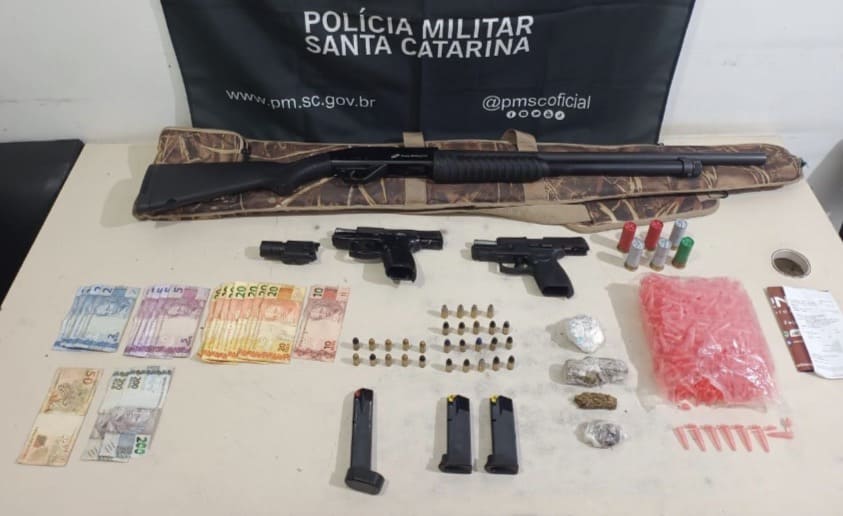 Homem é preso com pistolas, espingarda e drogas